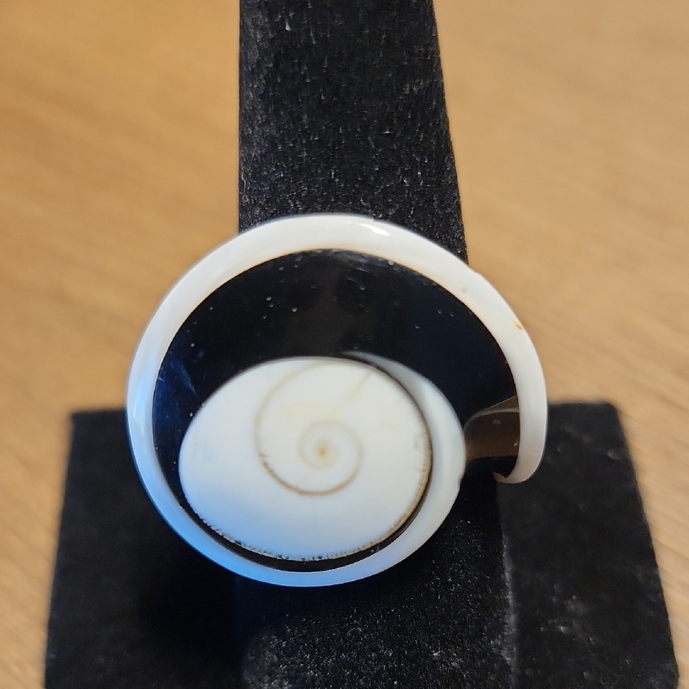 Elegant Black and White Carved Swirl Shell Ring - Picture 7 of 7